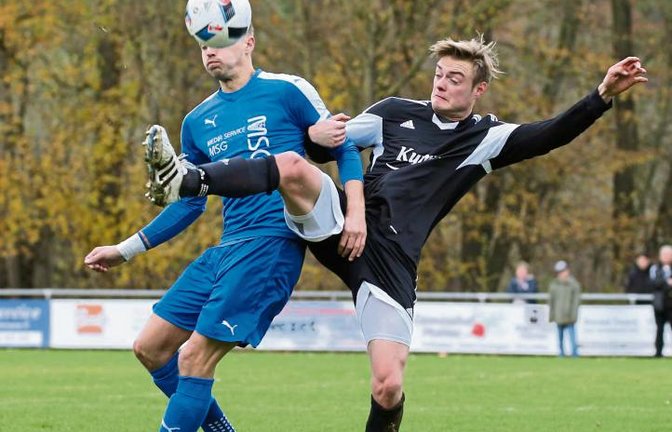 Kornwestheims Dominic Janzer ist mit dem Kopf schneller am Ball als Riexingens Christian Mayer (rechts) mit dem Fuß. Foto: Baumann