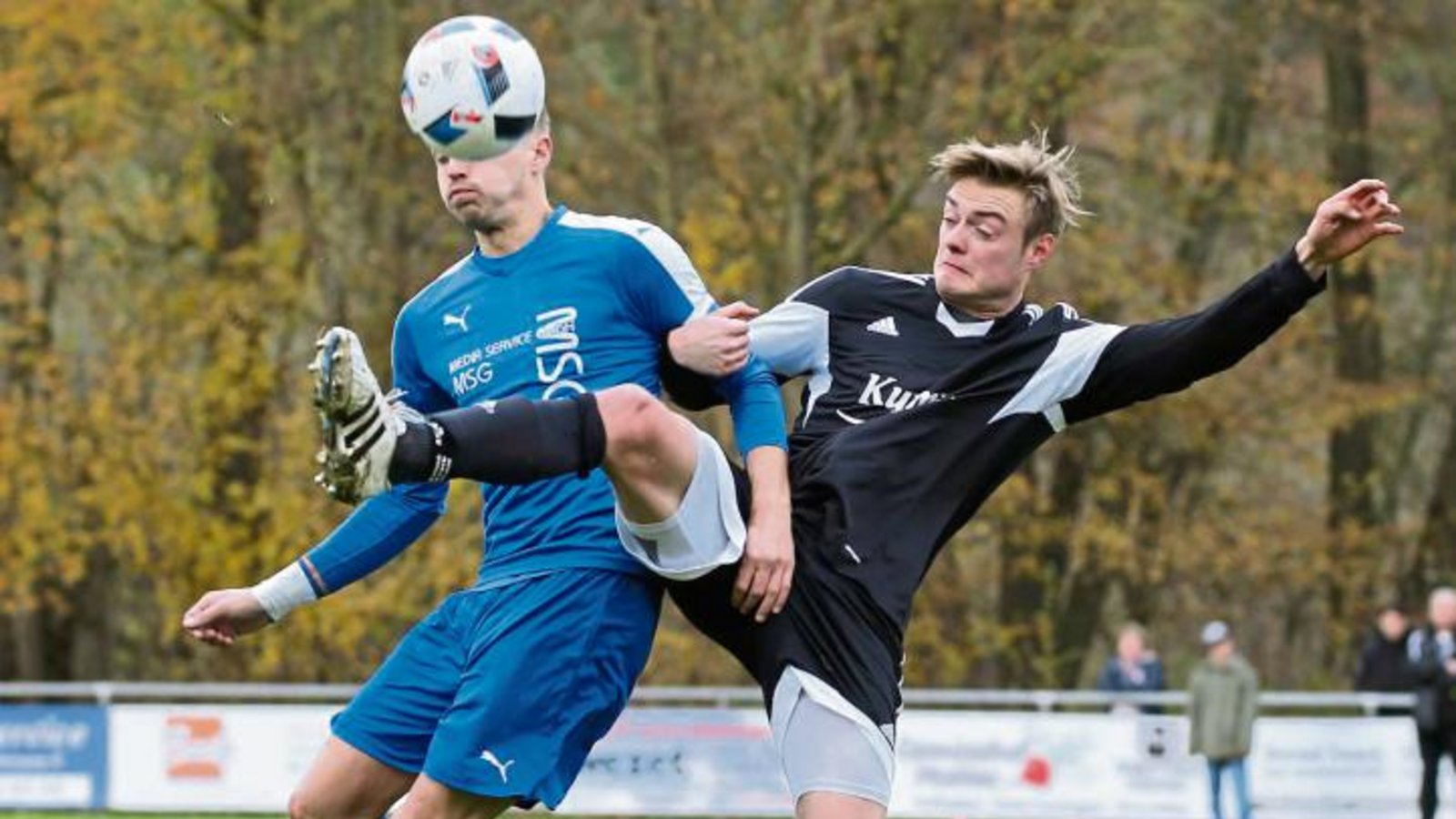 Kornwestheims Dominic Janzer ist mit dem Kopf schneller am Ball als Riexingens Christian Mayer (rechts) mit dem Fuß. Foto: Baumann