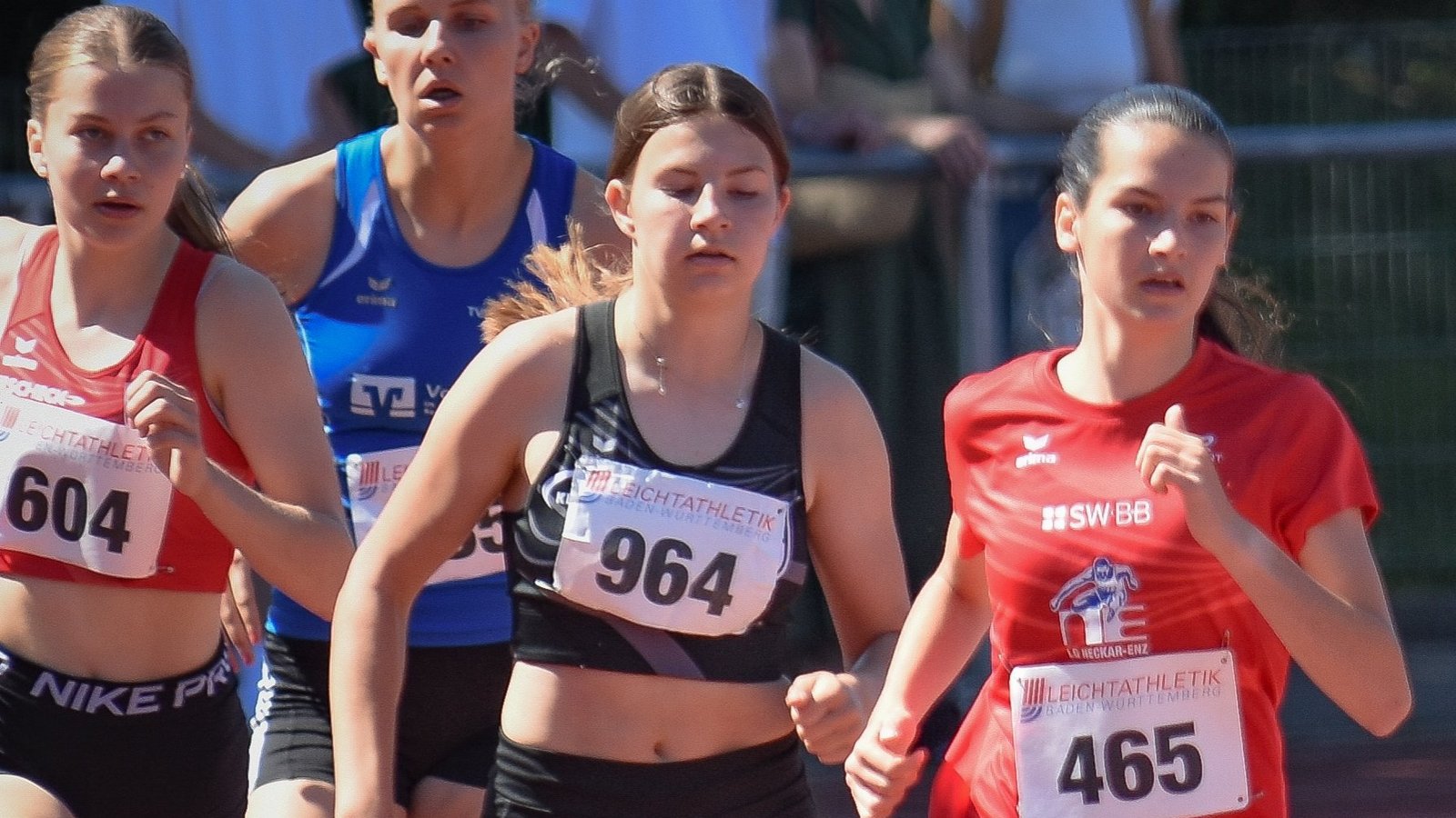 Chiara Heidinger (rechts) überrennt die Konkurrenz auf der Zielgeraden. Foto: privat