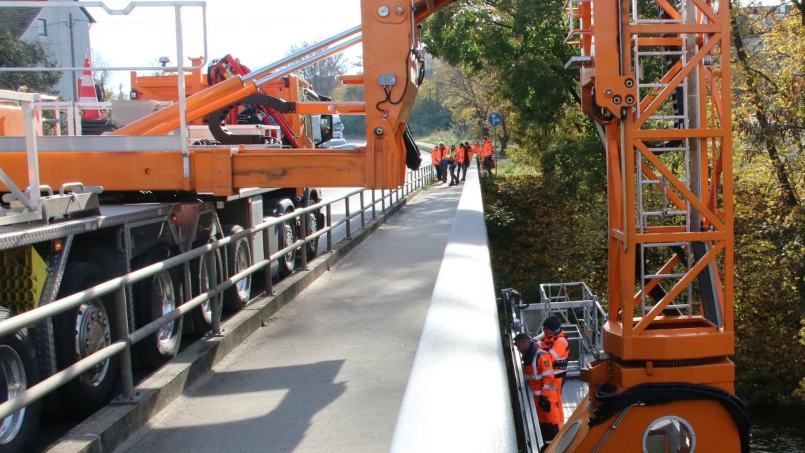Während die Prüfer auf dem Brückenuntersichtgerät im Einsatz sind, ist die B10 halbseitig gesperrt.