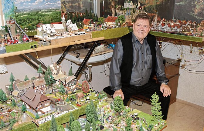 Werner Dippon aus Illingen inmitten seiner Dioramen. Fotos: Bögel