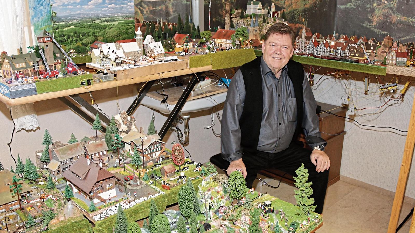 Werner Dippon aus Illingen inmitten seiner Dioramen. Fotos: Bögel Werner Dippon aus Illingen inmitten seiner Dioramen. Fotos: Bögel