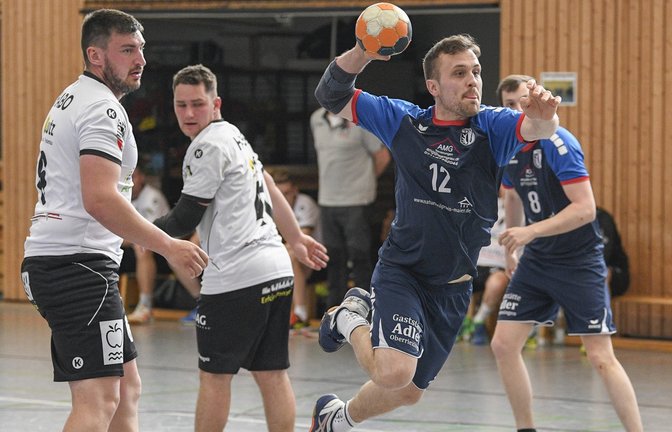 Tobias Rothacker (Mitte) bietet mit dem TSV Oberriexingen der SG Weissach im Tal lange Paroli. Am Ende verliert das Team unglücklich. <span class='image-autor'>Foto: Archiv/Leitner</span>