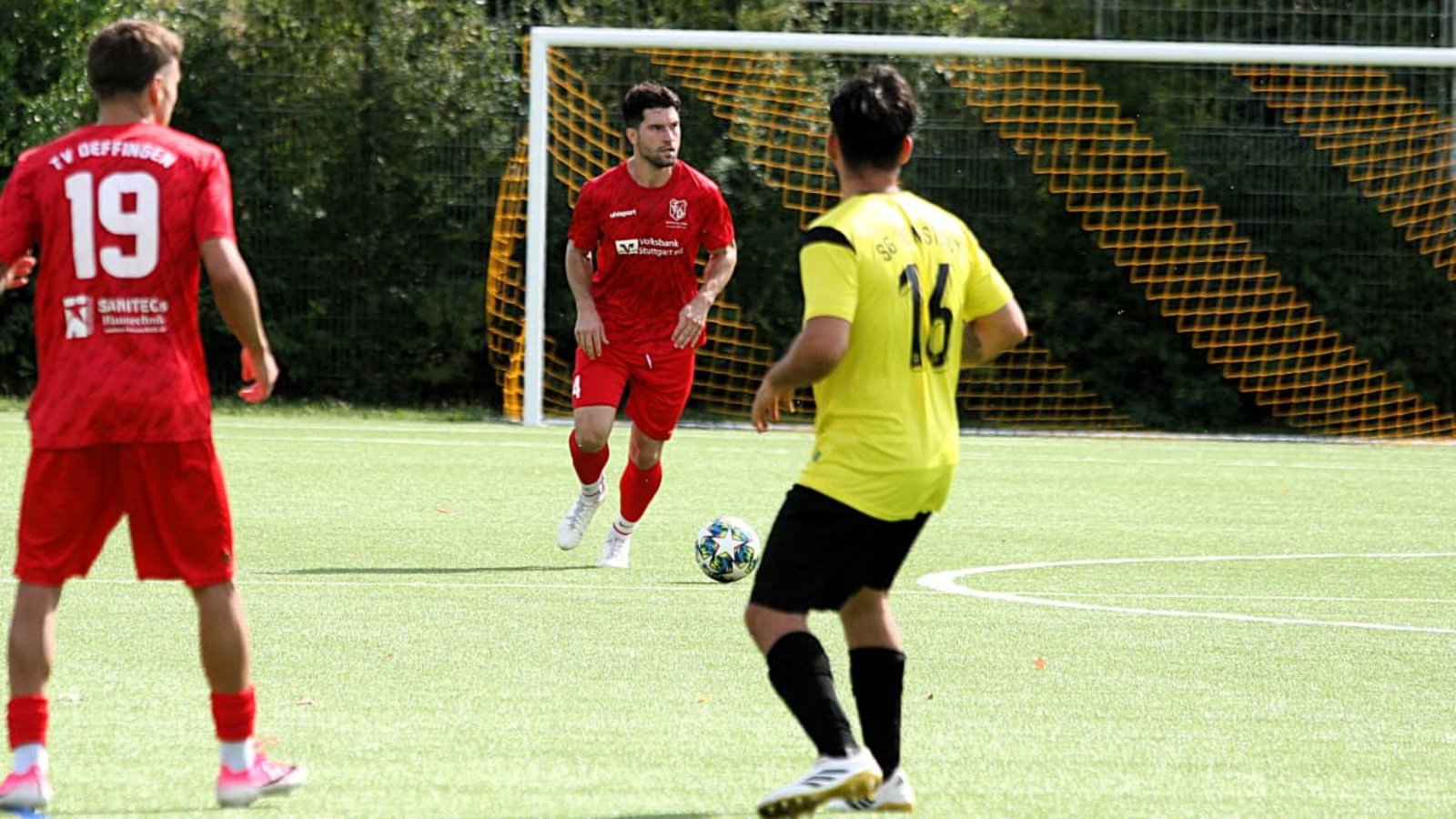 Der Oeffinger Innenverteidiger Justin Bren (am Ball) hat sich einmal mehr schwer verletzt und wird dem Team längere Zeit fehlen.Eva Herschmann Der Oeffinger Innenverteidiger Justin Bren (am Ball) hat sich einmal mehr schwer verletzt und wird dem Team längere Zeit fehlen.Eva Herschmann