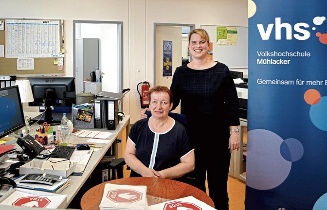 Dr. Martina Terp-Schunter und Mitarbeiterin Petra Schmidt (sitzend) in der Geschäftsstelle in der Bahnhofstraße 15 in Mühlacker.  Fotos: Stahlfeld