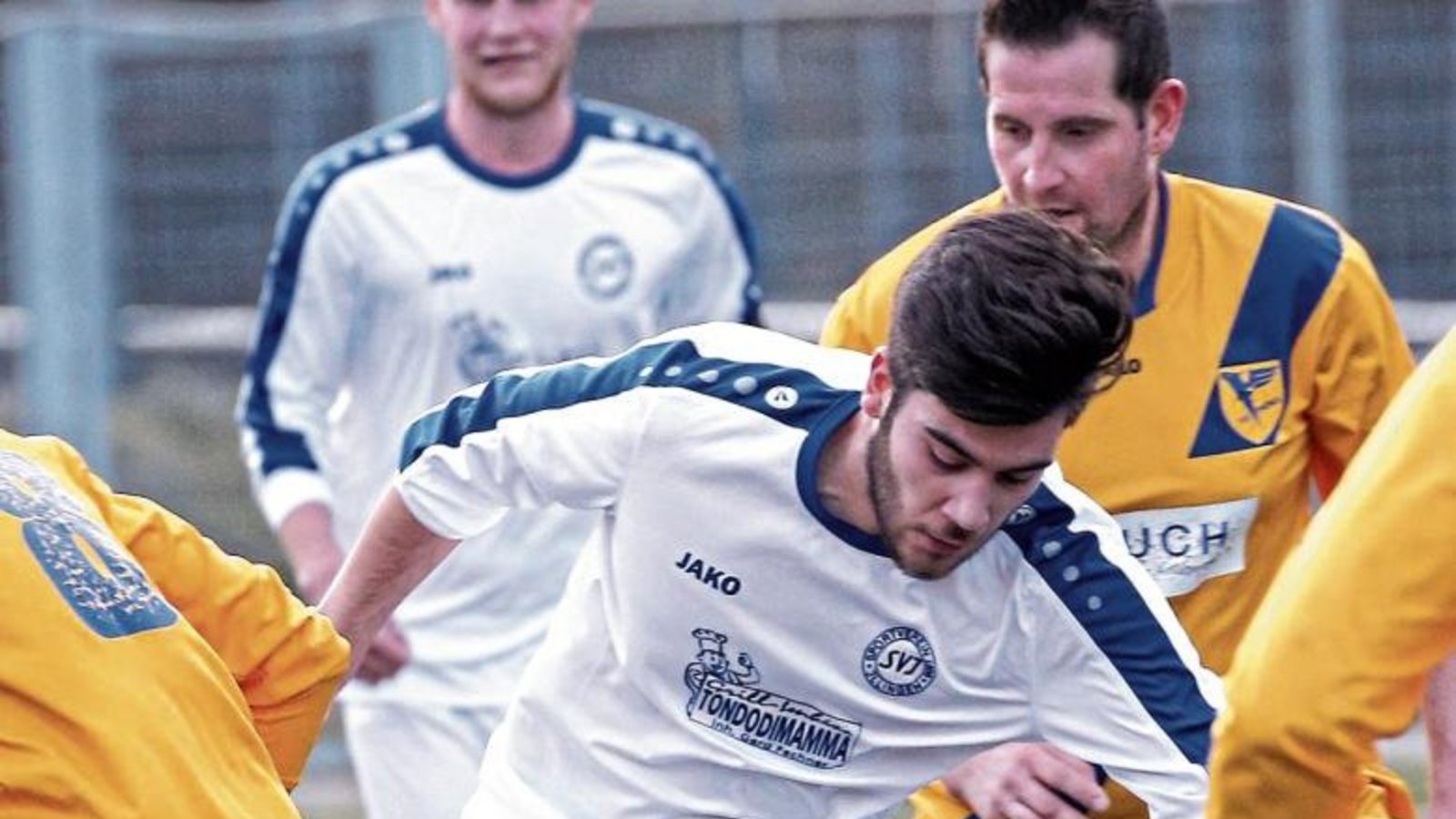 Damian Jimenez (Mitte) setzt sich gegen die vielbeinige Lomersheimer Abwehr durch. In einem spannenden Spiel gewinnt der SV Illingen mit 3:2. Foto: Küppers Damian Jimenez (Mitte) setzt sich gegen die vielbeinige Lomersheimer Abwehr durch. In einem spannenden Spiel gewinnt der SV Illingen mit 3:2. Foto: Küppers