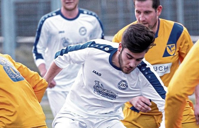 Damian Jimenez (Mitte) setzt sich gegen die vielbeinige Lomersheimer Abwehr durch. In einem spannenden Spiel gewinnt der SV Illingen mit 3:2. Foto: Küppers