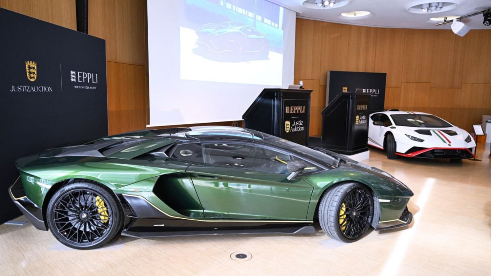 Die teuersten Stücke der Justizauktion: zwei Lamborghini; der grüne vorne ging für über 700.000 Euro unter den Hammer. Foto: Bernd Weißbrod/dpa +++ dpa-Bildfunk +++Bernd Weißbrod/dpa