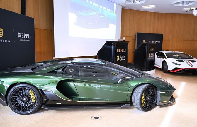 Die teuersten Stücke der Justizauktion: zwei Lamborghini; der grüne vorne ging für über 700.000 Euro unter den Hammer. Foto: Bernd Weißbrod/dpa +++ dpa-Bildfunk +++<span class='image-autor'>Bernd Weißbrod/dpa</span>