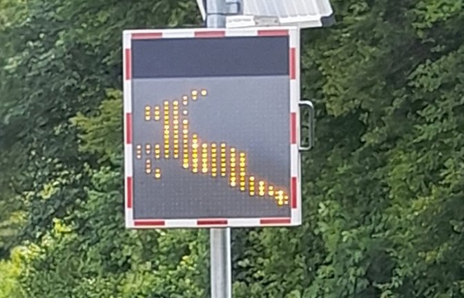 Der aufblinkende Hirsch weist die Verkehrsteilnehmer auf die Wildwechsel-Gefahr hin.