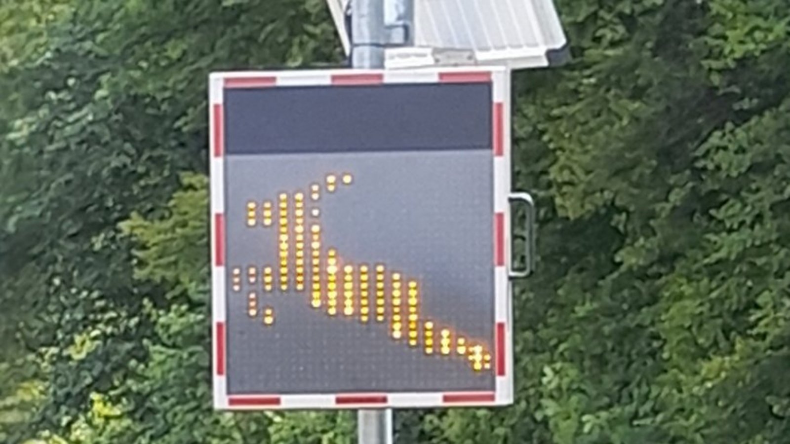 Der aufblinkende Hirsch weist die Verkehrsteilnehmer auf die Wildwechsel-Gefahr hin.