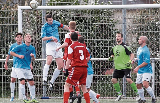 Das Duell TSV Häfnerhaslach (hellblaue Trikots) gegen SGM Hohenhaslach/Freudental (rote Trikots) kann es in diesem Jahr beim Sachsenheimer Stadtpokal erst in einem der Finalspiele geben. Foto: Küppers