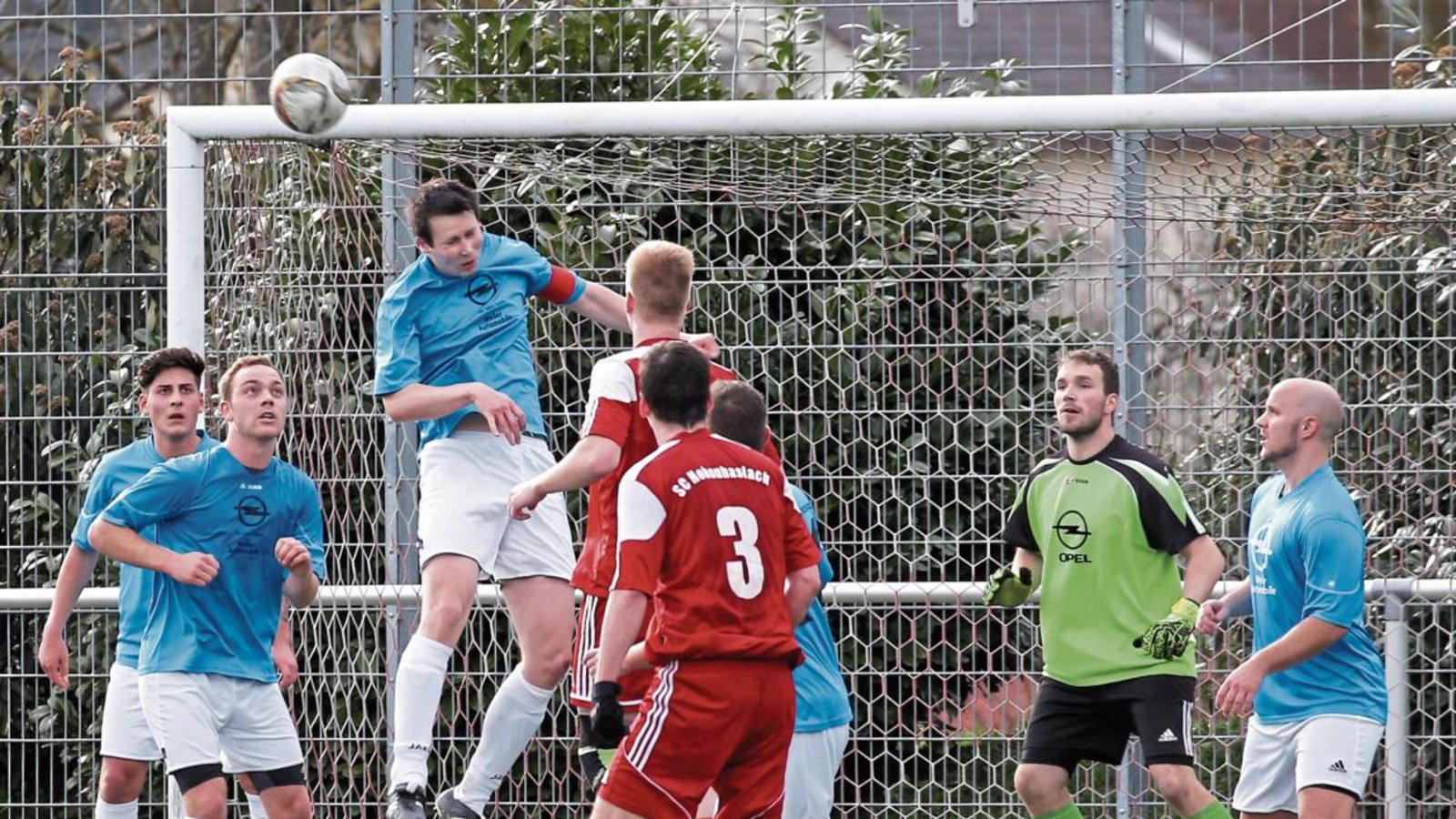 Das Duell TSV Häfnerhaslach (hellblaue Trikots) gegen SGM Hohenhaslach/Freudental (rote Trikots) kann es in diesem Jahr beim Sachsenheimer Stadtpokal erst in einem der Finalspiele geben. Foto: Küppers Das Duell TSV Häfnerhaslach (hellblaue Trikots) gegen SGM Hohenhaslach/Freudental (rote Trikots) kann es in diesem Jahr beim Sachsenheimer Stadtpokal erst in einem der Finalspiele geben. Foto: Küppers