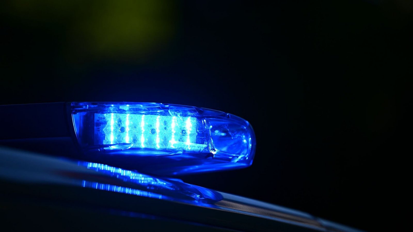 Blaulicht blinkt auf einem Auto der Polizei. (zu dpa: «Großeinsatz der Polizei in Berlin nach Gewaltstraftaten»)Markus Lenhardt/dpa Blaulicht blinkt auf einem Auto der Polizei. (zu dpa: «Großeinsatz der Polizei in Berlin nach Gewaltstraftaten»)Markus Lenhardt/dpa