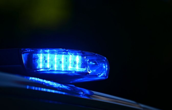 Blaulicht blinkt auf einem Auto der Polizei. (zu dpa: «Großeinsatz der Polizei in Berlin nach Gewaltstraftaten»)<span class='image-autor'>Markus Lenhardt/dpa</span>