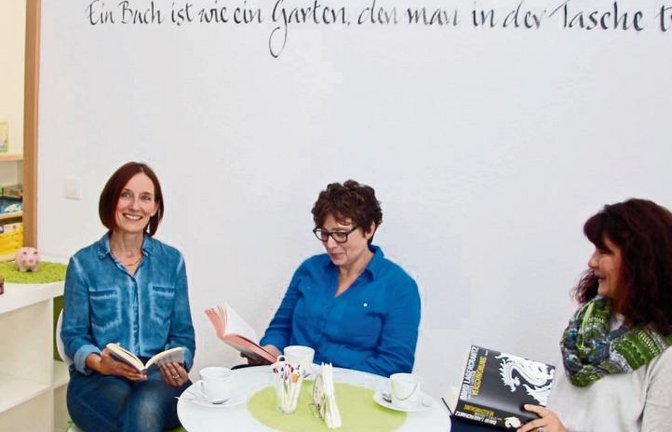 Regina Petri, Heiderose Horntasch und Karin Ziesel (von links) in der neuen Plauschecke.