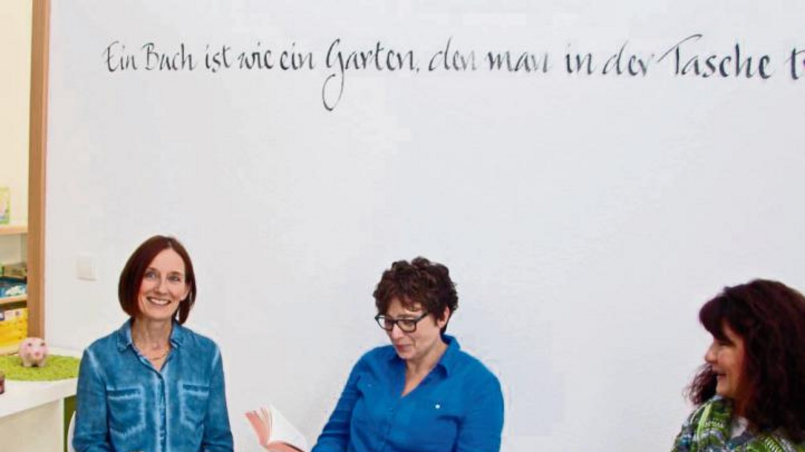Regina Petri, Heiderose Horntasch und Karin Ziesel (von links) in der neuen Plauschecke.