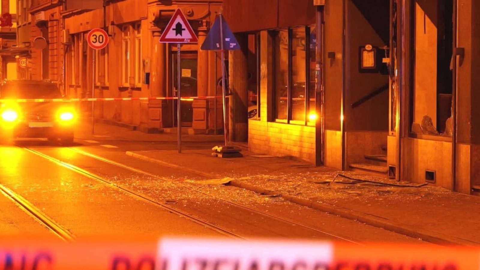 Am Montag war ein Sprengkörper in einem Mannheimer Café explodiert. Die Polizei ermittelt in alle Richtungen, wer die Tat verübte und wem sie galt.Rene Priebe/dpa Am Montag war ein Sprengkörper in einem Mannheimer Café explodiert. Die Polizei ermittelt in alle Richtungen, wer die Tat verübte und wem sie galt.Rene Priebe/dpa