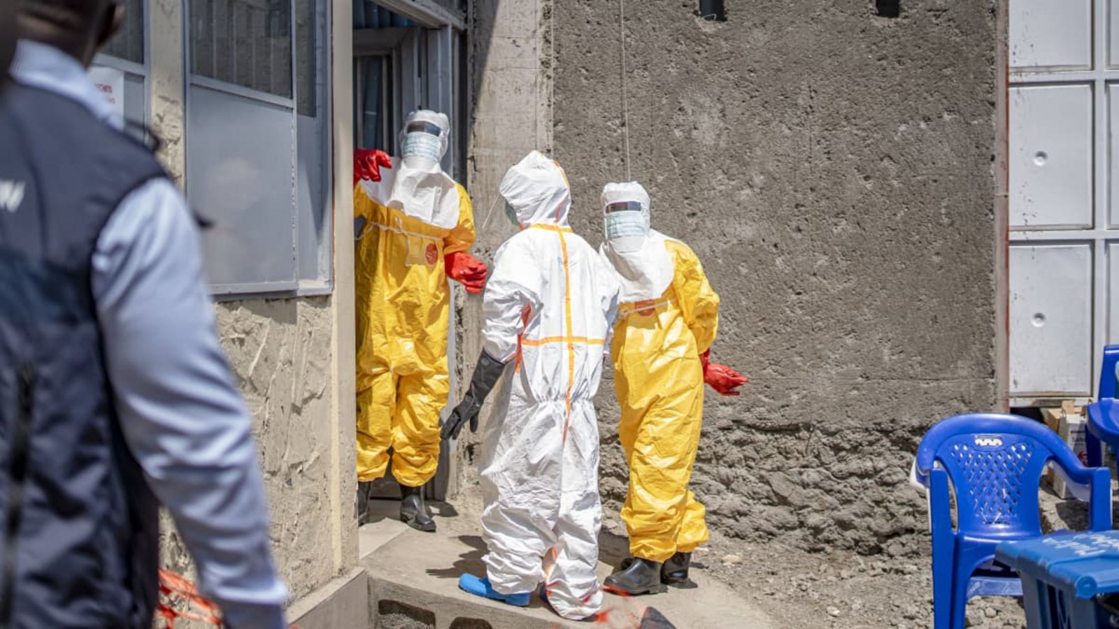 Gesundheitsmitarbeiter in Ganzkörper-Schutzanzügen stehen vor einem Klinik-Gebäude in der Stadt Goma.Imago/Xinhua Gesundheitsmitarbeiter in Ganzkörper-Schutzanzügen stehen vor einem Klinik-Gebäude in der Stadt Goma.Imago/Xinhua