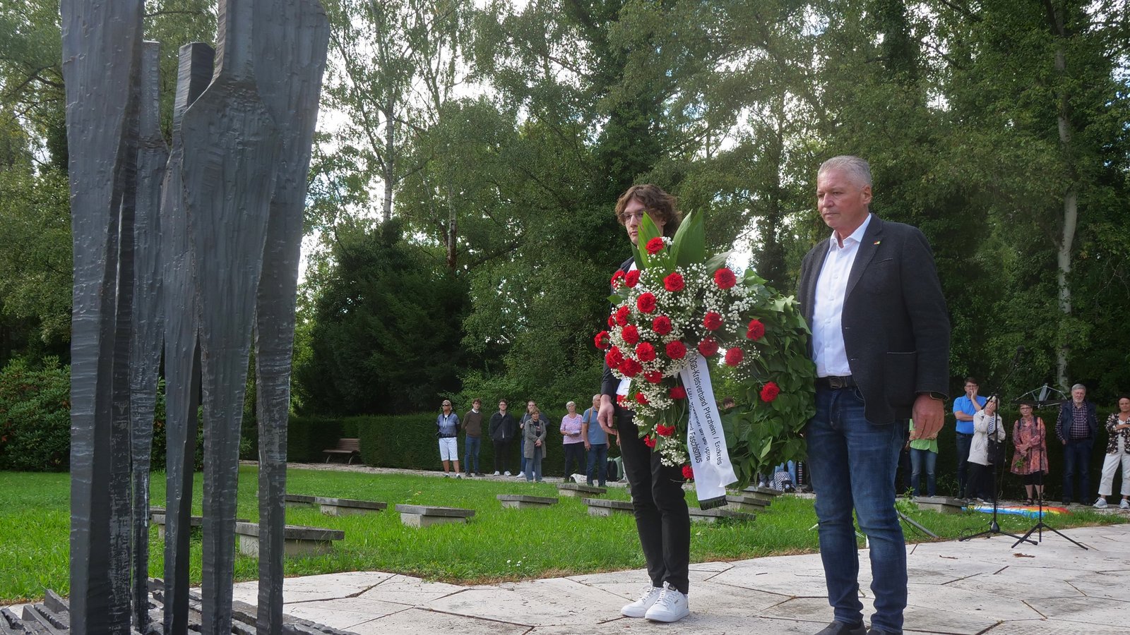 In Erinnerung an die Opfer und Schrecken des Nationalsozialismus legten Franz Herkens (rechts) und Robin Burghardt zum Antikriegstag einen Kranz auf dem Hauptfriedhof nieder. Foto: Friedrich In Erinnerung an die Opfer und Schrecken des Nationalsozialismus legten Franz Herkens (rechts) und Robin Burghardt zum Antikriegstag einen Kranz auf dem Hauptfriedhof nieder. Foto: Friedrich