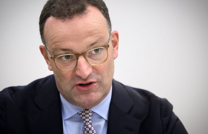 Jens Spahn (CDU), Vorsitzender der CDU/CSU-Bundestagsfraktion, sitzt bei einem Gespräch mit der Deutschen Presse-Agentur dpa im Newsroom der Nachrichtenagentur. (zu dpa: «Merz fordert Unionsfraktionschef Spahn zum Rücktritt auf»)<span class='image-autor'>Bernd von Jutrczenka/dpa</span>