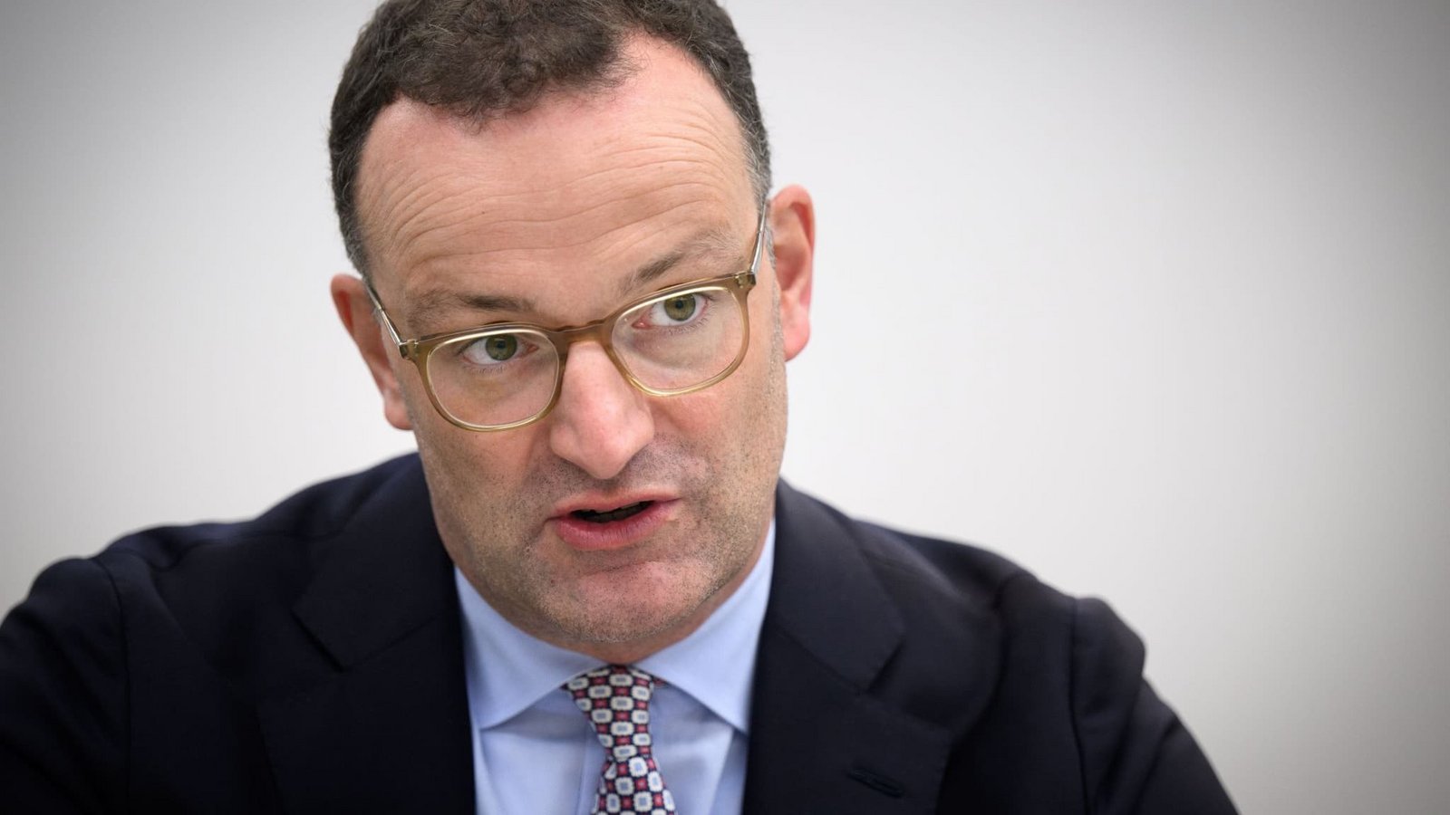 Jens Spahn (CDU), Vorsitzender der CDU/CSU-Bundestagsfraktion, sitzt bei einem Gespräch mit der Deutschen Presse-Agentur dpa im Newsroom der Nachrichtenagentur. (zu dpa: «Merz fordert Unionsfraktionschef Spahn zum Rücktritt auf»)Bernd von Jutrczenka/dpa Jens Spahn (CDU), Vorsitzender der CDU/CSU-Bundestagsfraktion, sitzt bei einem Gespräch mit der Deutschen Presse-Agentur dpa im Newsroom der Nachrichtenagentur. (zu dpa: «Merz fordert Unionsfraktionschef Spahn zum Rücktritt auf»)Bernd von Jutrczenka/dpa