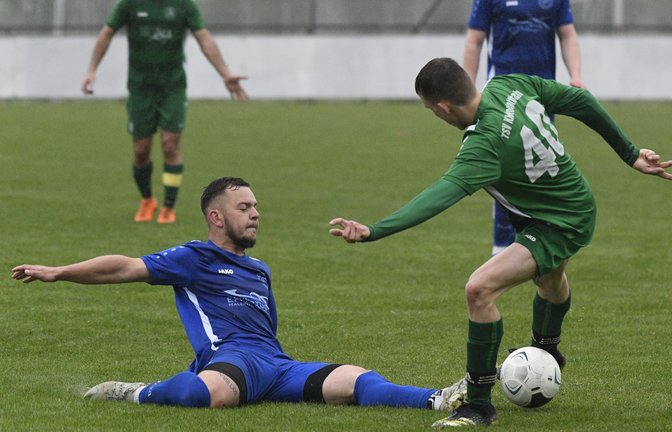 Mit vollem Einsatz traten Davide Tasselli (links) – hier gegen Tim Blessing – und der SV Illingen beim TSV Kleinglattbach auf. <span class='image-autor'>Foto: Leitner</span>