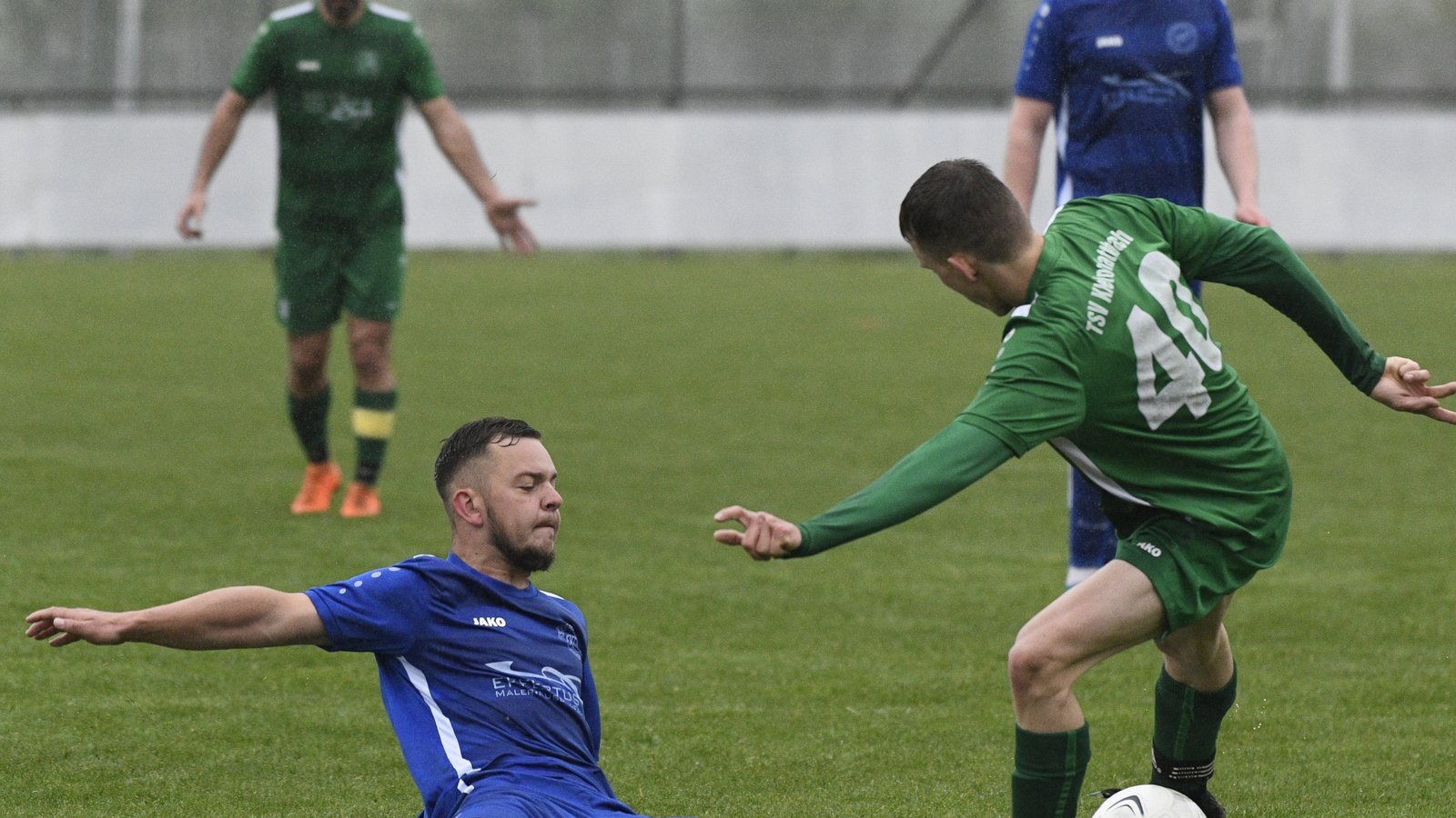 Mit vollem Einsatz traten Davide Tasselli (links) – hier gegen Tim Blessing – und der SV Illingen beim TSV Kleinglattbach auf. Foto: Leitner Mit vollem Einsatz traten Davide Tasselli (links) – hier gegen Tim Blessing – und der SV Illingen beim TSV Kleinglattbach auf. Foto: Leitner