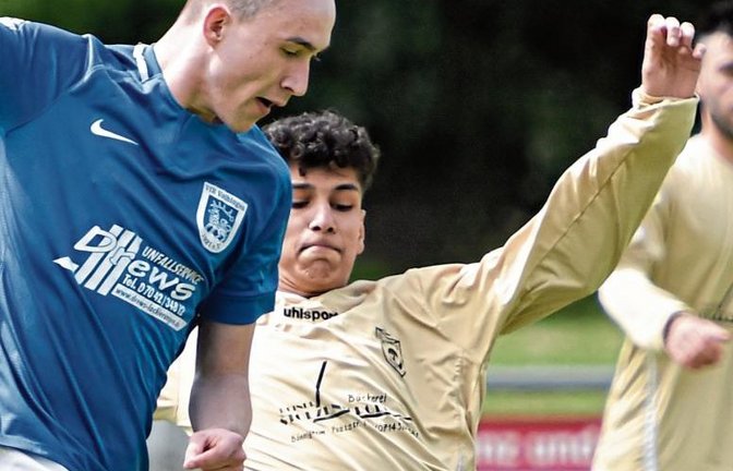 Der VfB Vaihingen hat gegen den SV Kaman Bönnigheim II einen Kantersieg eingefahren. Hier kämpfen Yannick Rähmer (links) und Emre Sagir um den Ball. Foto: Leitner