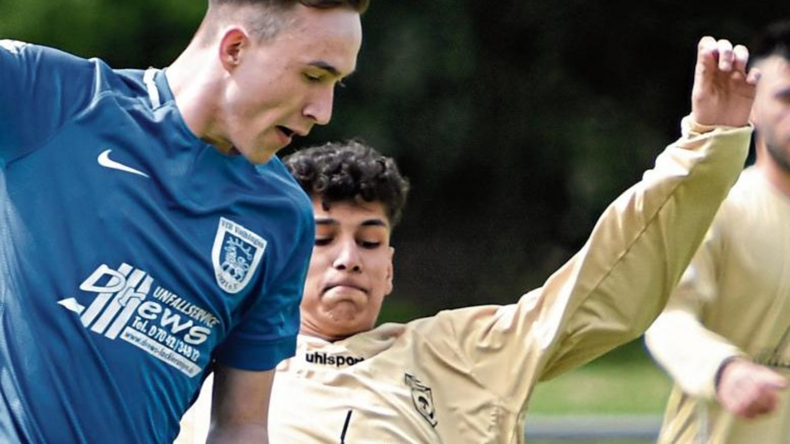 Der VfB Vaihingen hat gegen den SV Kaman Bönnigheim II einen Kantersieg eingefahren. Hier kämpfen Yannick Rähmer (links) und Emre Sagir um den Ball. Foto: Leitner