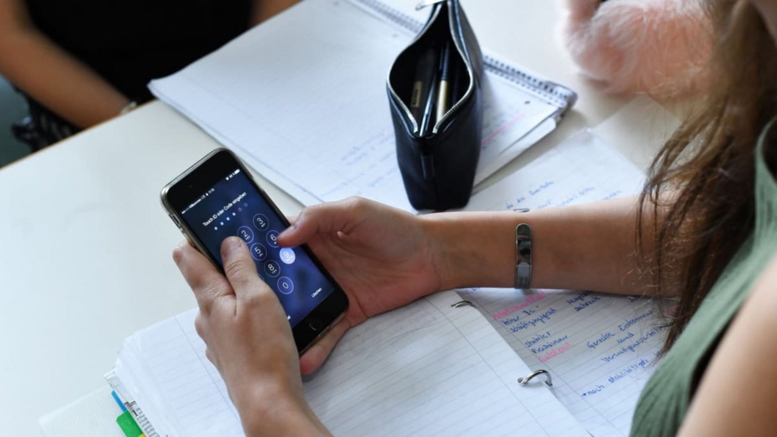 In Frankreich hat die Nationalversammlung ein Social-Media-Verbot für unter 15-Jährige beschlossen, in den Schulen sind Handys künftig ganz verboten. Die radikalen Maßnahmen verfogen das Ziel, „die geistige Gesundheit unserer Kinder zu schützen“.dpa-Zentralbild In Frankreich hat die Nationalversammlung ein Social-Media-Verbot für unter 15-Jährige beschlossen, in den Schulen sind Handys künftig ganz verboten. Die radikalen Maßnahmen verfogen das Ziel, „die geistige Gesundheit unserer Kinder zu schützen“.dpa-Zentralbild
