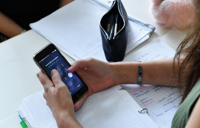 In Frankreich hat die Nationalversammlung ein Social-Media-Verbot für unter 15-Jährige beschlossen, in den Schulen sind Handys künftig ganz verboten. Die radikalen Maßnahmen verfogen das Ziel, „die geistige Gesundheit unserer Kinder zu schützen“.<span class='image-autor'>dpa-Zentralbild</span>