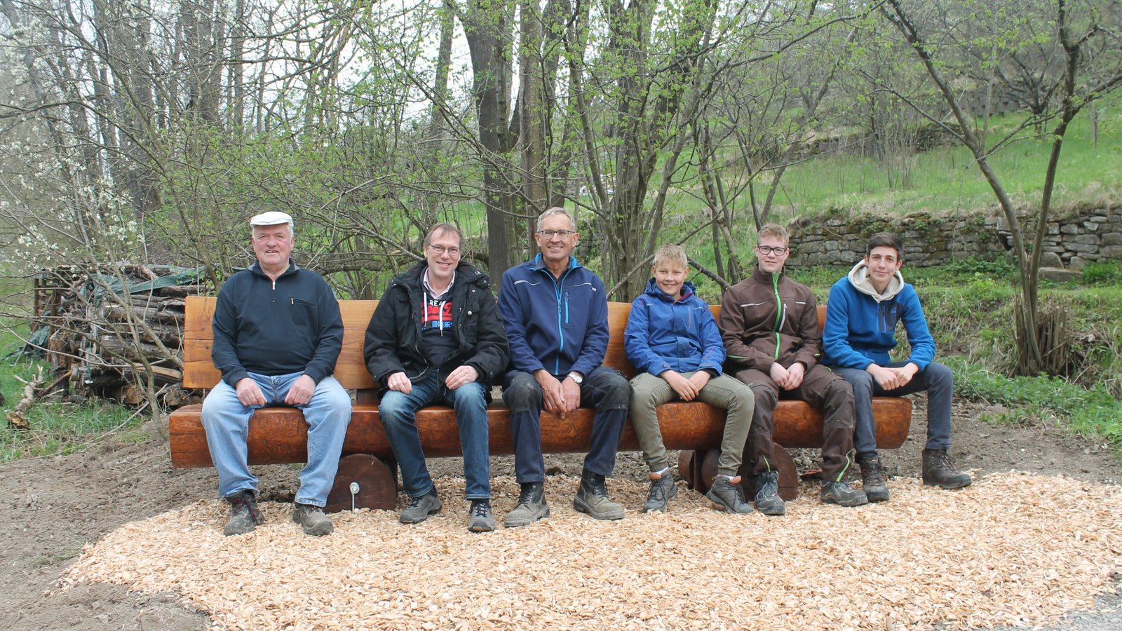 Albrecht Kinzinger, Ortsvorsteher Matthias Siehler, Feldhüter Werner Hayer, Tim Kohlberger, Immanuel Hafner und Simon Knoll (von links) freuen sich über das Ergebnis. Albrecht Kinzinger, Ortsvorsteher Matthias Siehler, Feldhüter Werner Hayer, Tim Kohlberger, Immanuel Hafner und Simon Knoll (von links) freuen sich über das Ergebnis.