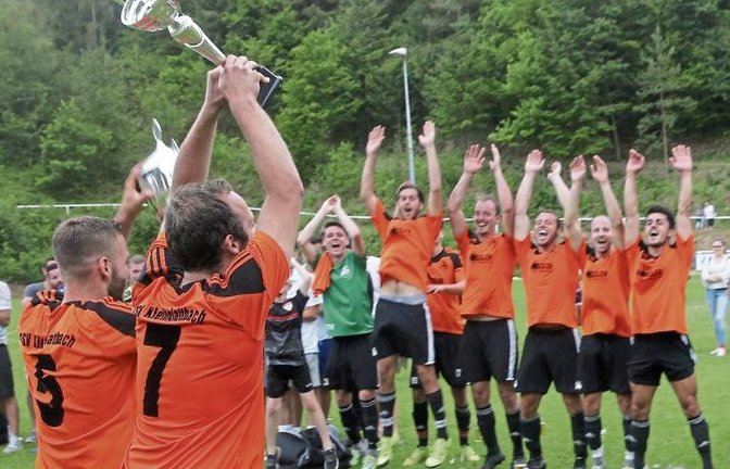 Philipp Gutjahr bejubelt den Sieg beim Stadtpokal wie immer mit der 7 auf dem Rücken.