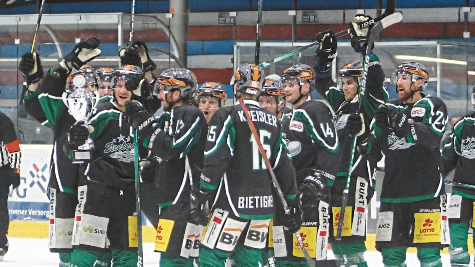 Ein Bild mit Symbolcharakter? Die Steelers haben mit dem Gewinn des Get-ready-Cups den ersten Titel der Saison bereits geholt. Steigen sie im nächsten Frühjahr auch in die DEL auf? Foto: Schmerbeck