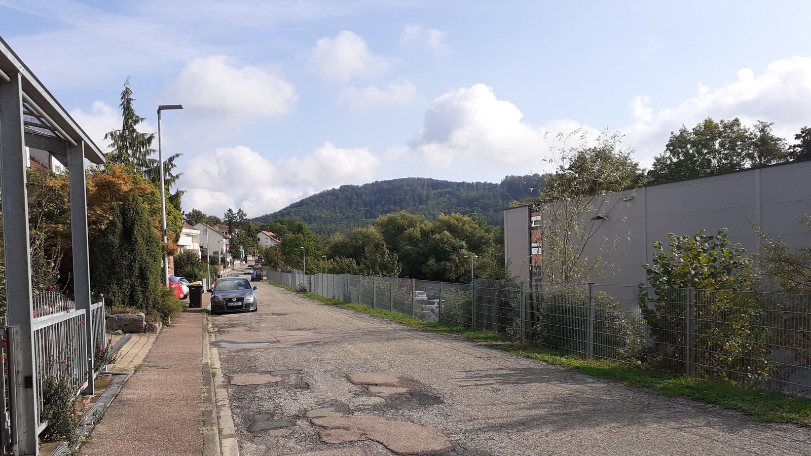 Die Straße „Neue Heimat“ in Ochsenbach muss dringend saniert werden und könnte auch an das Nahwärmenetz angeschlossen werden. Foto: mig