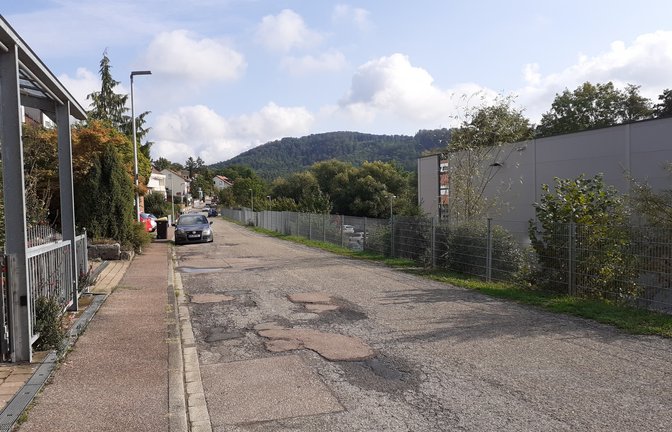 Die Straße „Neue Heimat“ in Ochsenbach muss dringend saniert werden und könnte auch an das Nahwärmenetz angeschlossen werden. <span class='image-autor'>Foto: mig</span>