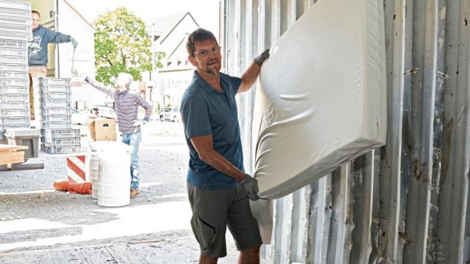 Dr. Hartwig Sauter half zusammen mit Vertretern des „Freundeskreises Liweitari“ tatkräftig beim Beladen des Containers mit den Krakenhausbetten mit.  Foto: RKH