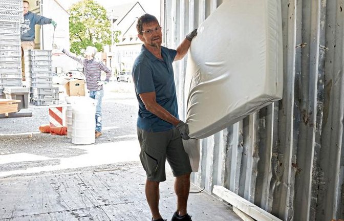 Dr. Hartwig Sauter half zusammen mit Vertretern des „Freundeskreises Liweitari“ tatkräftig beim Beladen des Containers mit den Krakenhausbetten mit.  Foto: RKH