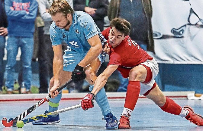 Moritz Fürste (links) erreicht mit dem Uhlenhorster HC gegen Mannheim und Kei Käppeler die Endrunde im Hallenhockey in Stuttgart.  Foto: Imago