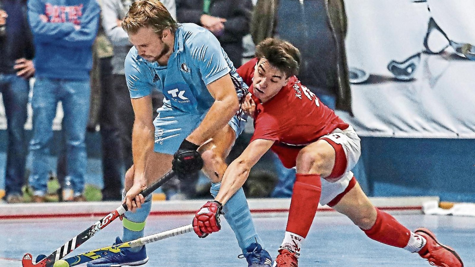 Moritz Fürste (links) erreicht mit dem Uhlenhorster HC gegen Mannheim und Kei Käppeler die Endrunde im Hallenhockey in Stuttgart. Foto: Imago Moritz Fürste (links) erreicht mit dem Uhlenhorster HC gegen Mannheim und Kei Käppeler die Endrunde im Hallenhockey in Stuttgart. Foto: Imago