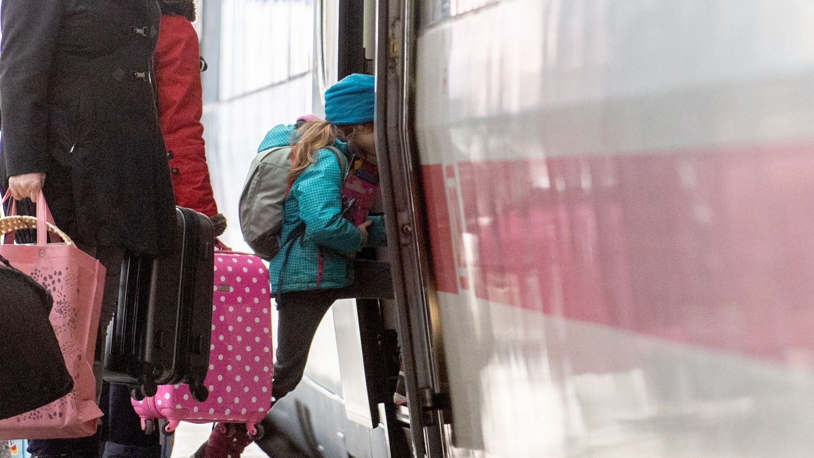 Ab Sonntag verkauft die Bahn Familientickets für 60 Euro (Symbolbild).Foto: picture alliance / dpa Themendienst/Zacharie Scheuer Ab Sonntag verkauft die Bahn Familientickets für 60 Euro (Symbolbild).Foto: picture alliance / dpa Themendienst/Zacharie Scheuer