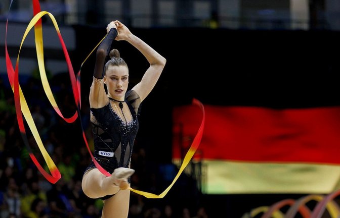 Darja Varfolomeev bei der EM in Varna bei ihrer Übung mit dem Band.<span class='image-autor'>Foto: Claudia Martini/XinHua/dpa</span>