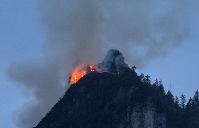 Ein Berg in Flammen. Auf dem Saurüsselkopf in den bayrischen Alpen musste die Feuerwehr einen Waldbrand unter schwierigsten Bedingungen löschen. Grund für das Feuer war auch das trockene Wetter.<span class='image-autor'>Foto: Matthias Brüning/dpa</span>