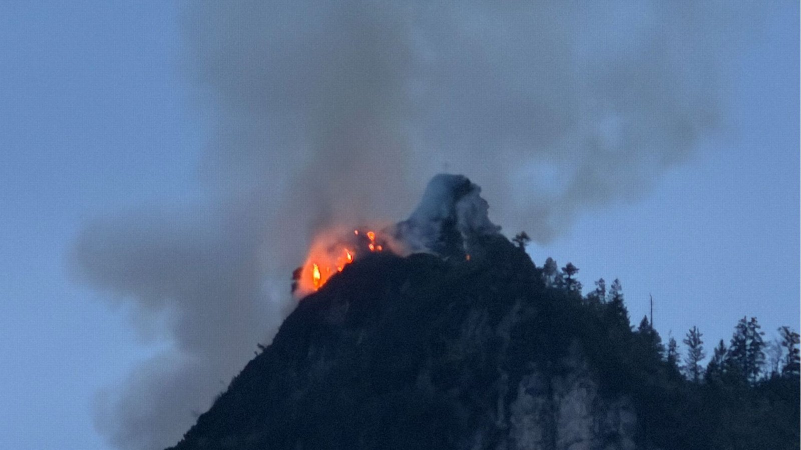 Ein Berg in Flammen. Auf dem Saurüsselkopf in den bayrischen Alpen musste die Feuerwehr einen Waldbrand unter schwierigsten Bedingungen löschen. Grund für das Feuer war auch das trockene Wetter.Foto: Matthias Brüning/dpa Ein Berg in Flammen. Auf dem Saurüsselkopf in den bayrischen Alpen musste die Feuerwehr einen Waldbrand unter schwierigsten Bedingungen löschen. Grund für das Feuer war auch das trockene Wetter.Foto: Matthias Brüning/dpa