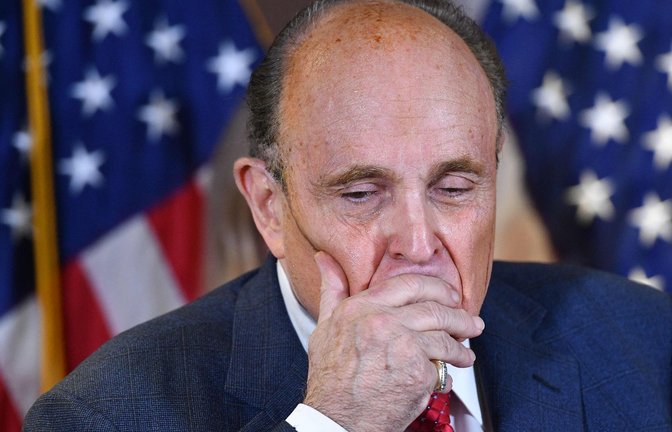 Der frühere Privatanwalt von Ex-US-Präsident Donald Trump, Rudy Giuliani, hat wegen wiederholter Falschbehauptungen seine Zulassung als Anwalt verloren (Archivfoto).<span class='image-autor'>Foto: AFP/MANDEL NGAN</span>