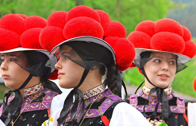 Sind noch nicht unter der Haube: junge Frauen aus Kirnbach mit rotem Bollenhut<span class='image-autor'>Foto: Uli Fricker</span>