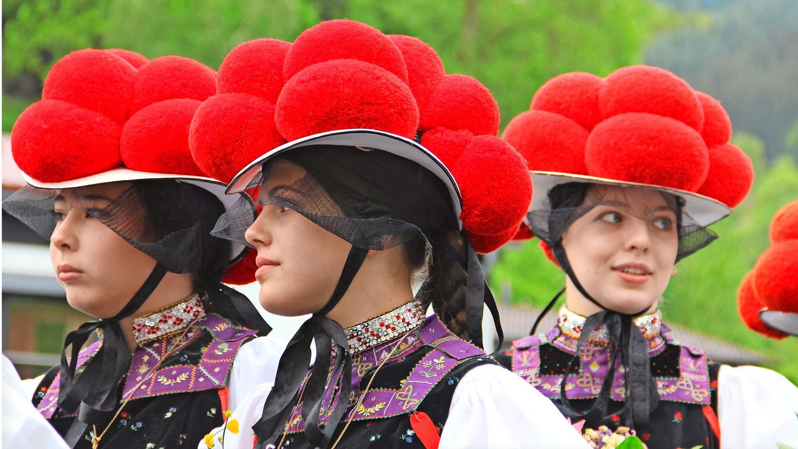 Sind noch nicht unter der Haube: junge Frauen aus Kirnbach mit rotem BollenhutFoto: Uli Fricker Sind noch nicht unter der Haube: junge Frauen aus Kirnbach mit rotem BollenhutFoto: Uli Fricker