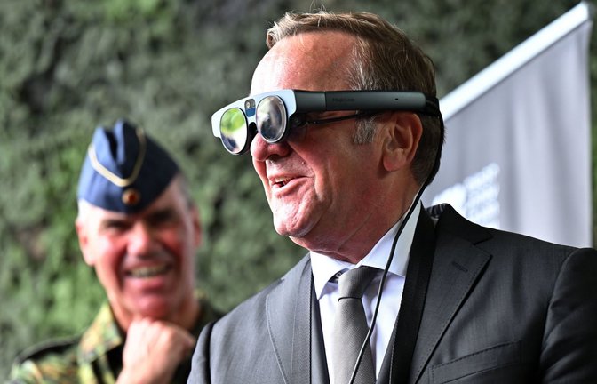 Wie sieht die Zukunft der Bundeswehr aus? Minister Boris Pistorius auf Sommerreise.<span class='image-autor'>Foto: dpa/Martin Schutt</span>