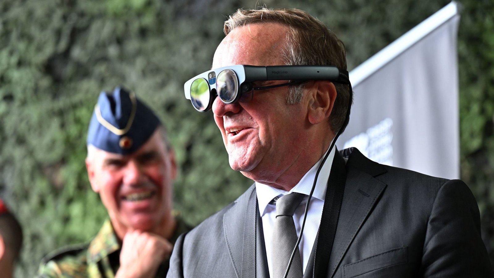 Wie sieht die Zukunft der Bundeswehr aus? Minister Boris Pistorius auf Sommerreise.Foto: dpa/Martin Schutt Wie sieht die Zukunft der Bundeswehr aus? Minister Boris Pistorius auf Sommerreise.Foto: dpa/Martin Schutt